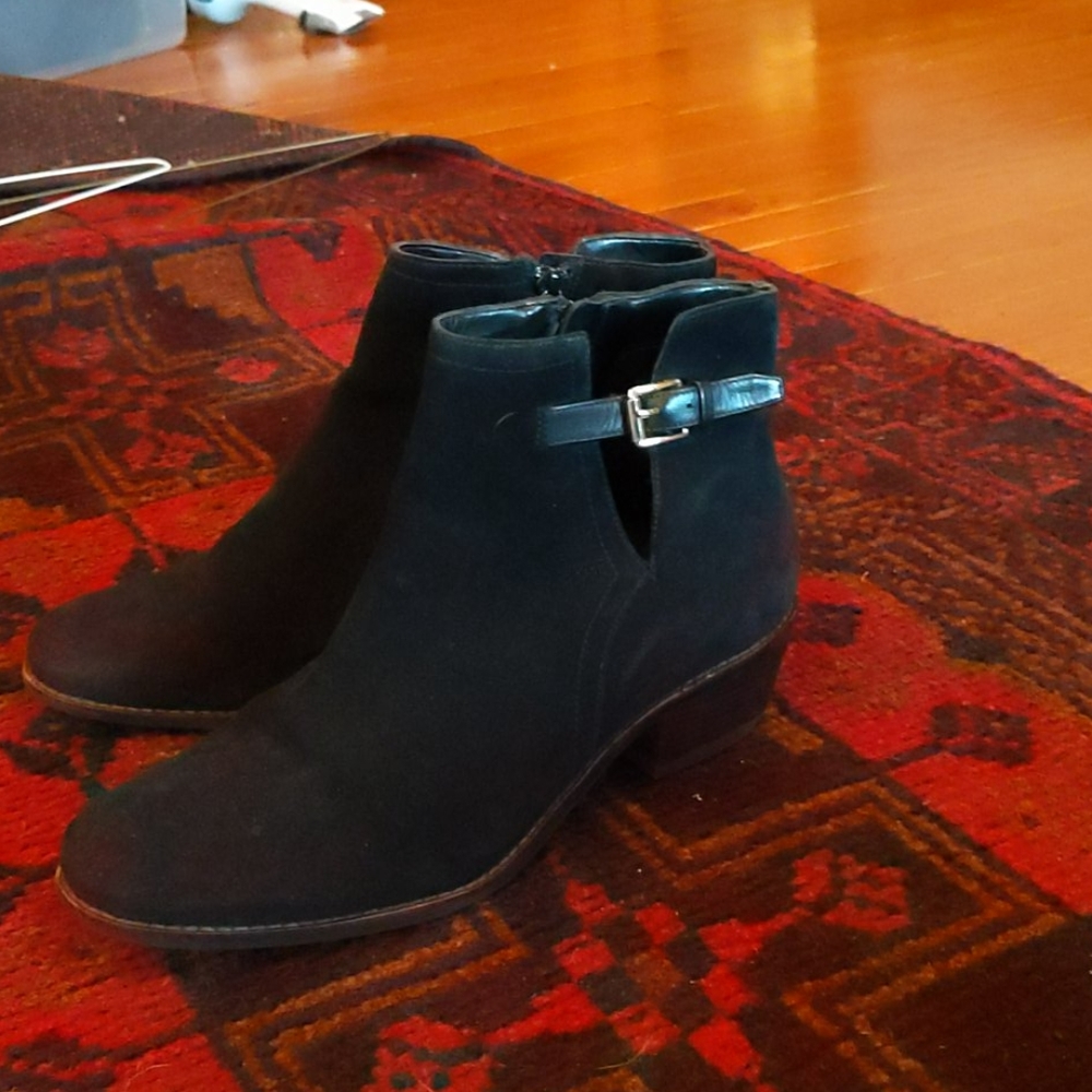 Cole has boots - Picture 4 of 6